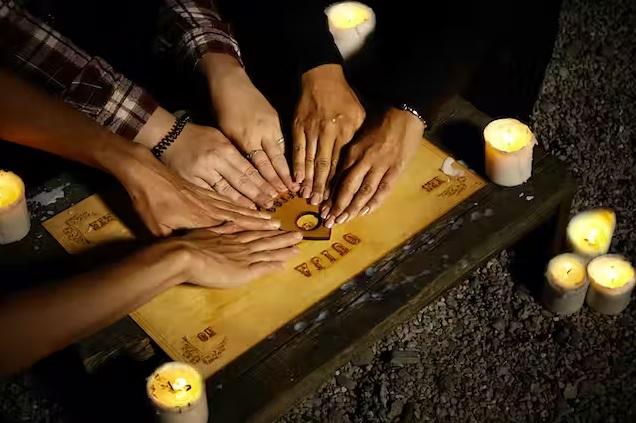 學生們玩完碟仙遊戲後，集體不適送院。(互聯網)