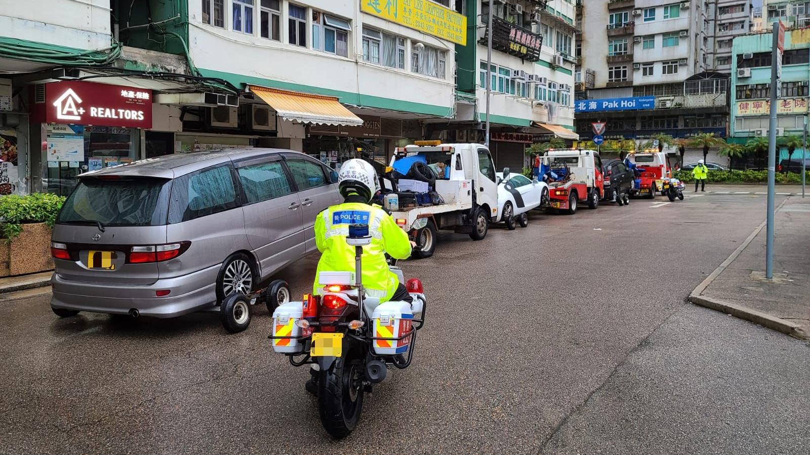 油尖區打擊違泊，發出1216張牛肉乾拖走16車。(警方圖片)