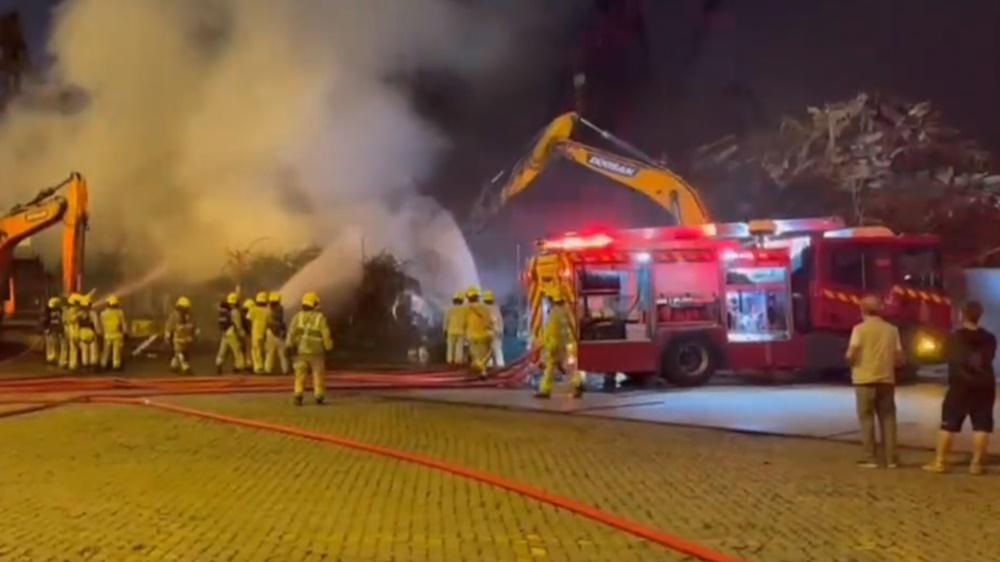 新油麻地避風塘躉船雜物起火，無人受傷。(網上截圖)