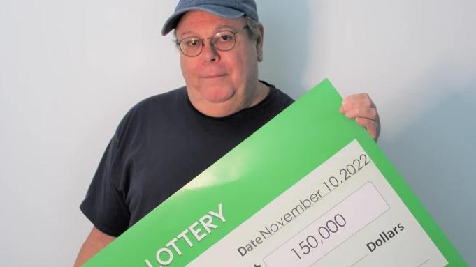 美漢鬧買彩票嘥錢，結果首次買就捧走117萬彩金。(網上圖片)