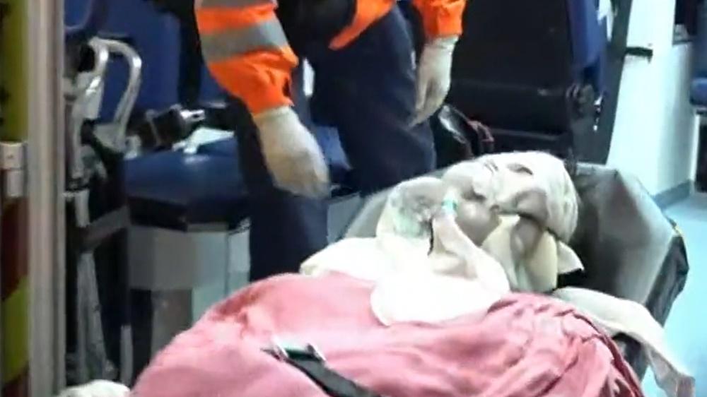 中角咀謀殺及企圖自殺案，六旬漢疑涉三角關係遭淋腐蝕性液刀斬亡。(電視截圖)