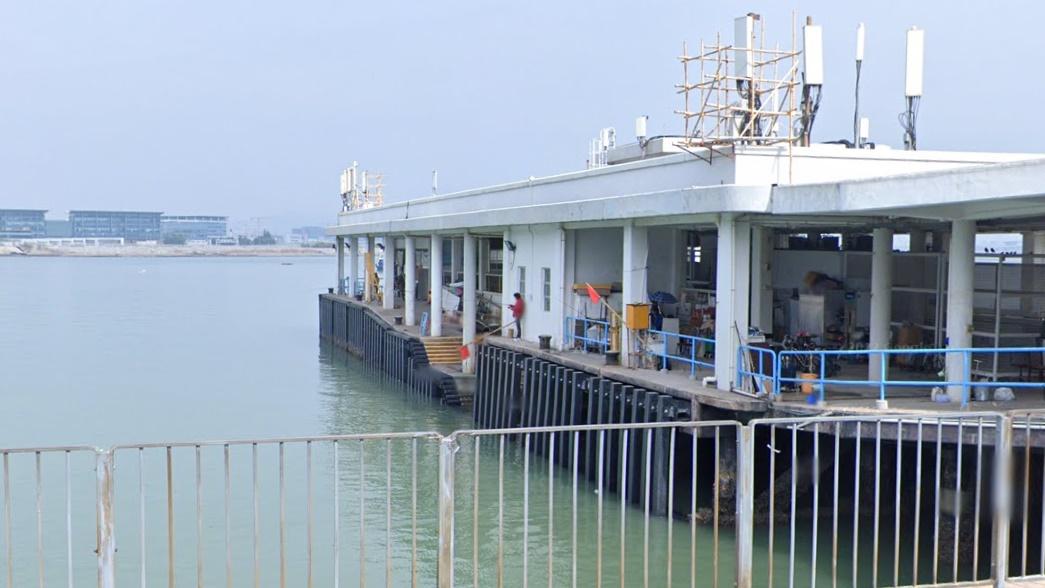 東涌新碼頭發現男浮屍，孭載有重物背囊。(Google Map)