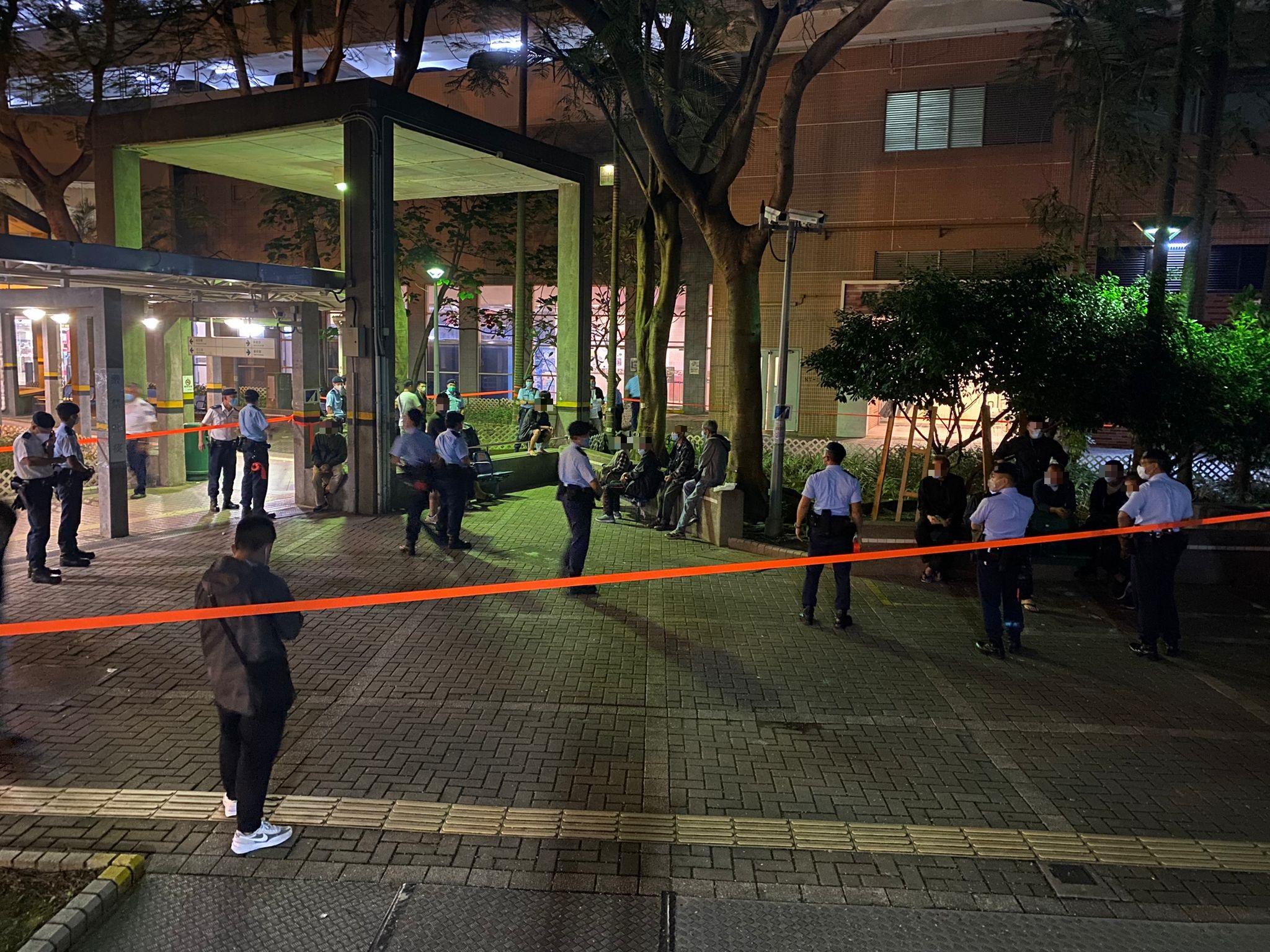 警方巡查街頭聚賭黑點，馬鞍山16男涉違限聚令及口罩令。(警方圖片)