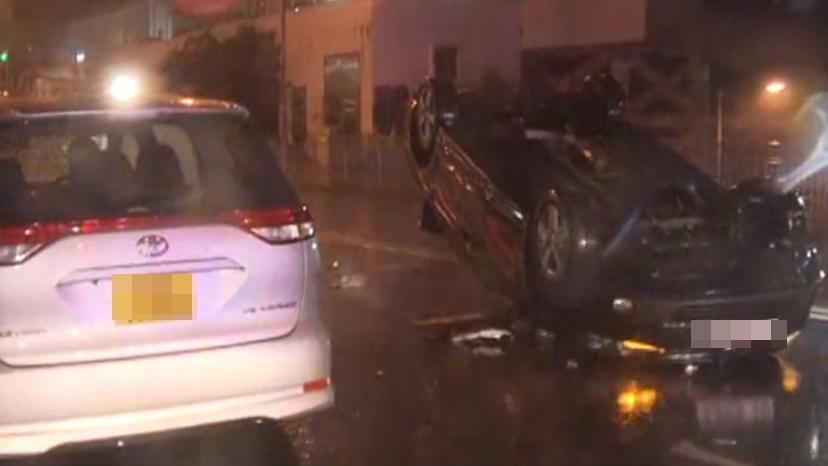 紅磡私家車撼七人車致四輪朝天，2司機受傷。(電視截圖)