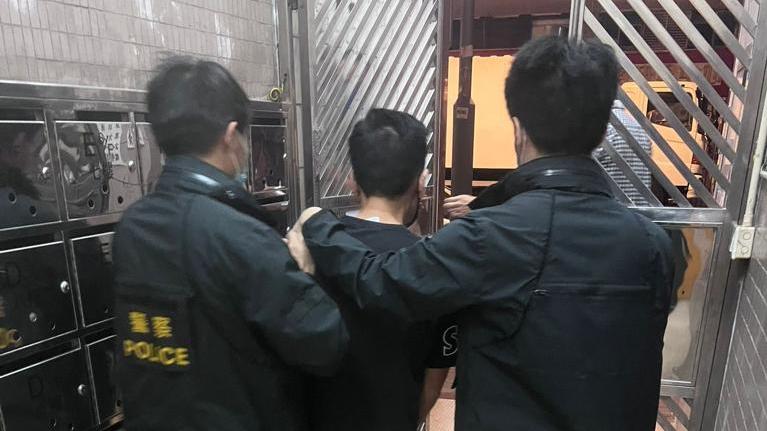 八旬婦幫「孫仔」賠錢失3萬，向女兒救證警拘1男。(警方圖片)