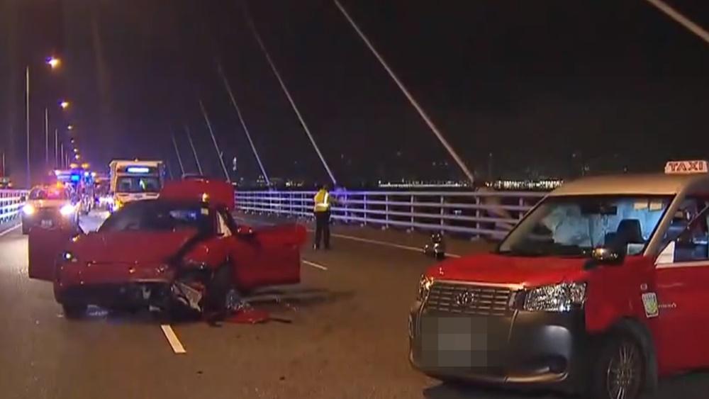 昂船洲大橋保時捷撞的士1傷，司機棄車逃逸。(電視截圖)