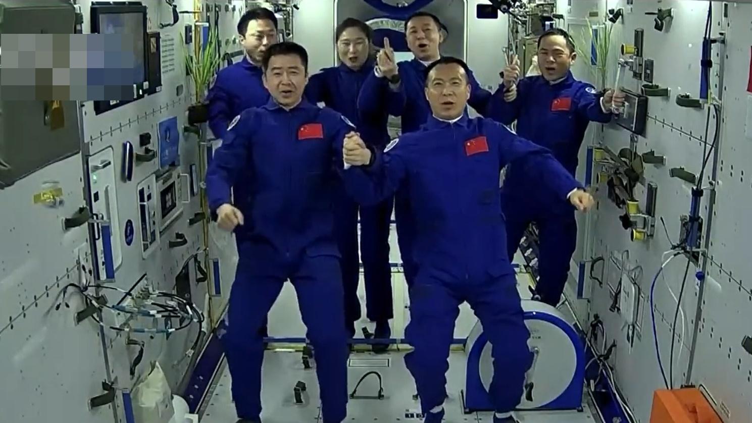 神州十五號航天員進入天和核心艙，首次實現太空會師。(微博)