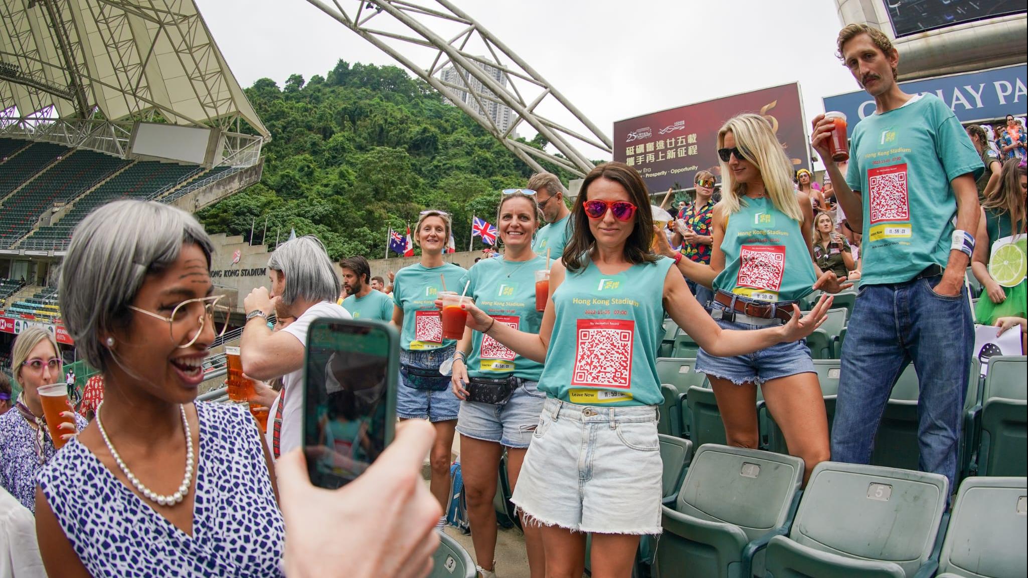 有球迷身穿印有「安心出行」的「紅碼」Tee恤進場。(李睿哲攝)