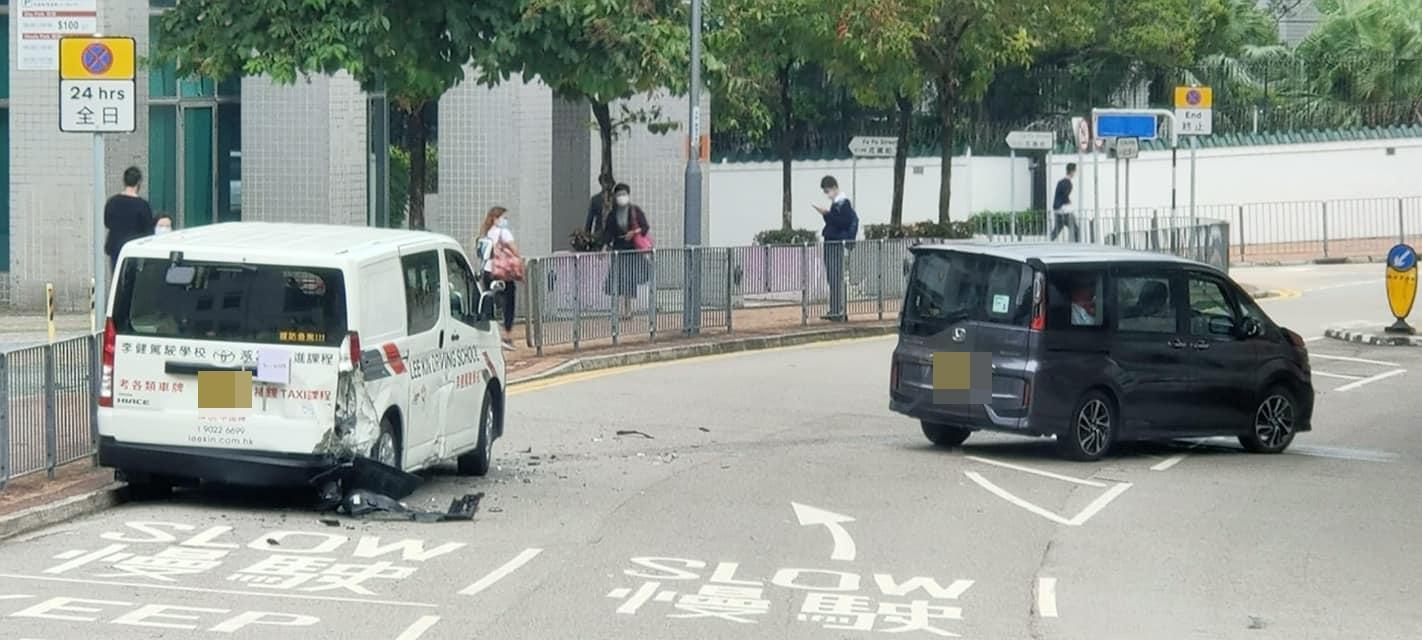 肇事客貨車右邊車尾損毀嚴重，私家車就橫亘路中。(馬路的事討論區@fb圖)