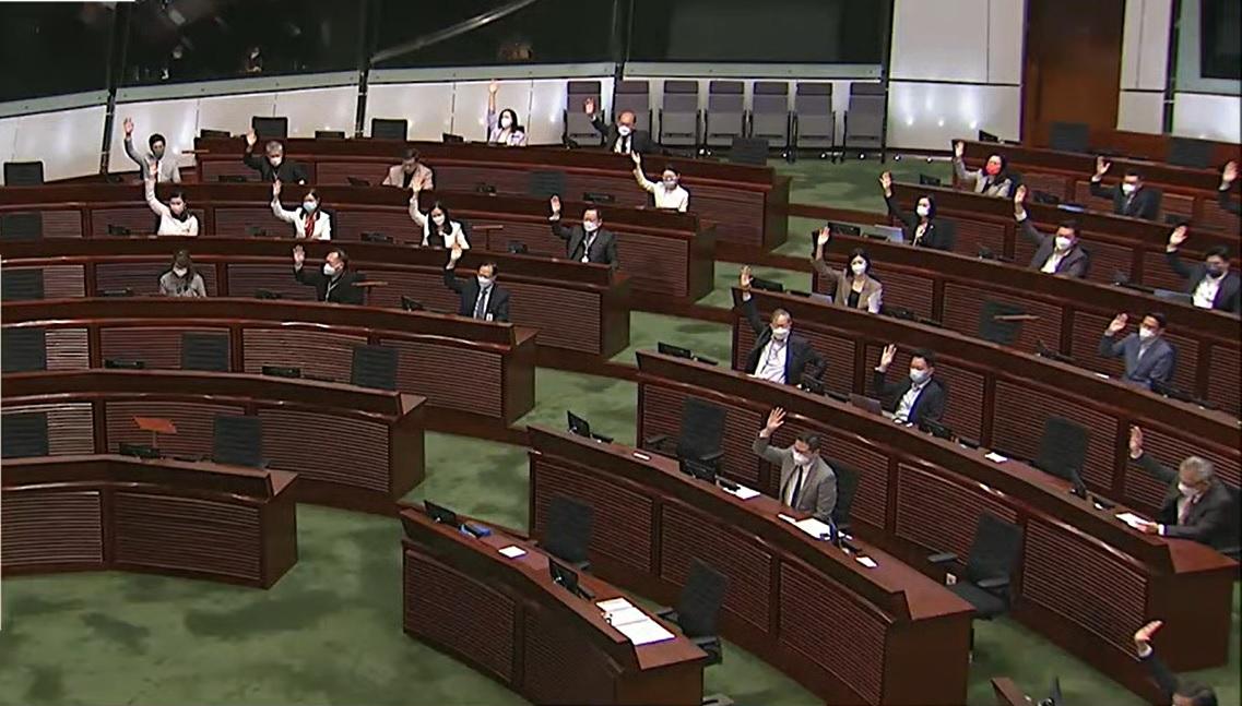 立法會通過玻璃樽徵費每公升0.98元，期望明年第二季實施。(立法會影片截圖)