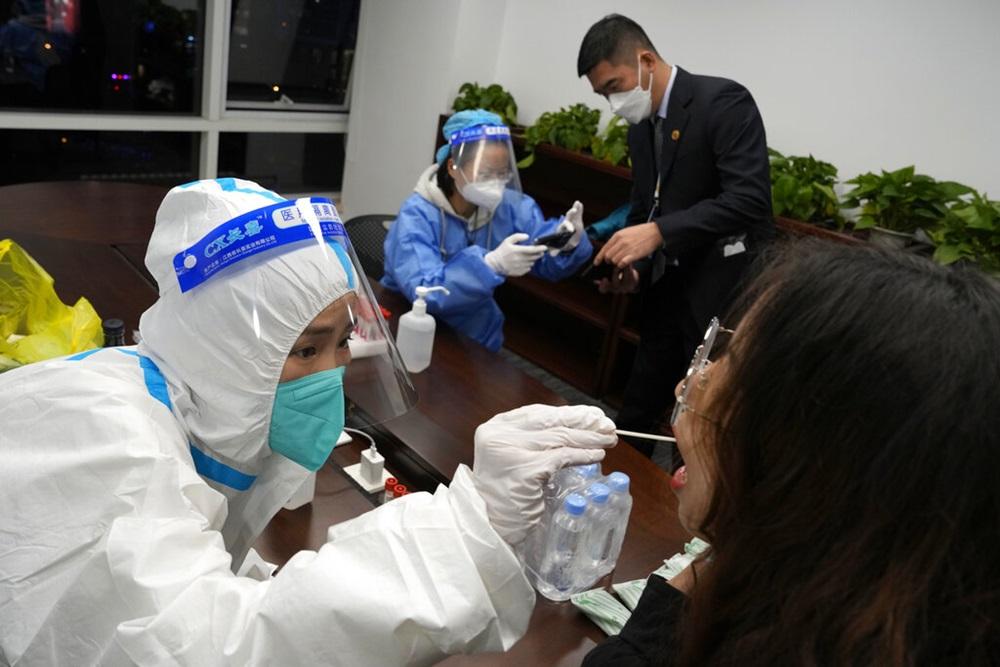 內地疫情再擴大，北京連續兩日逾千宗本土病例。(美聯社圖)