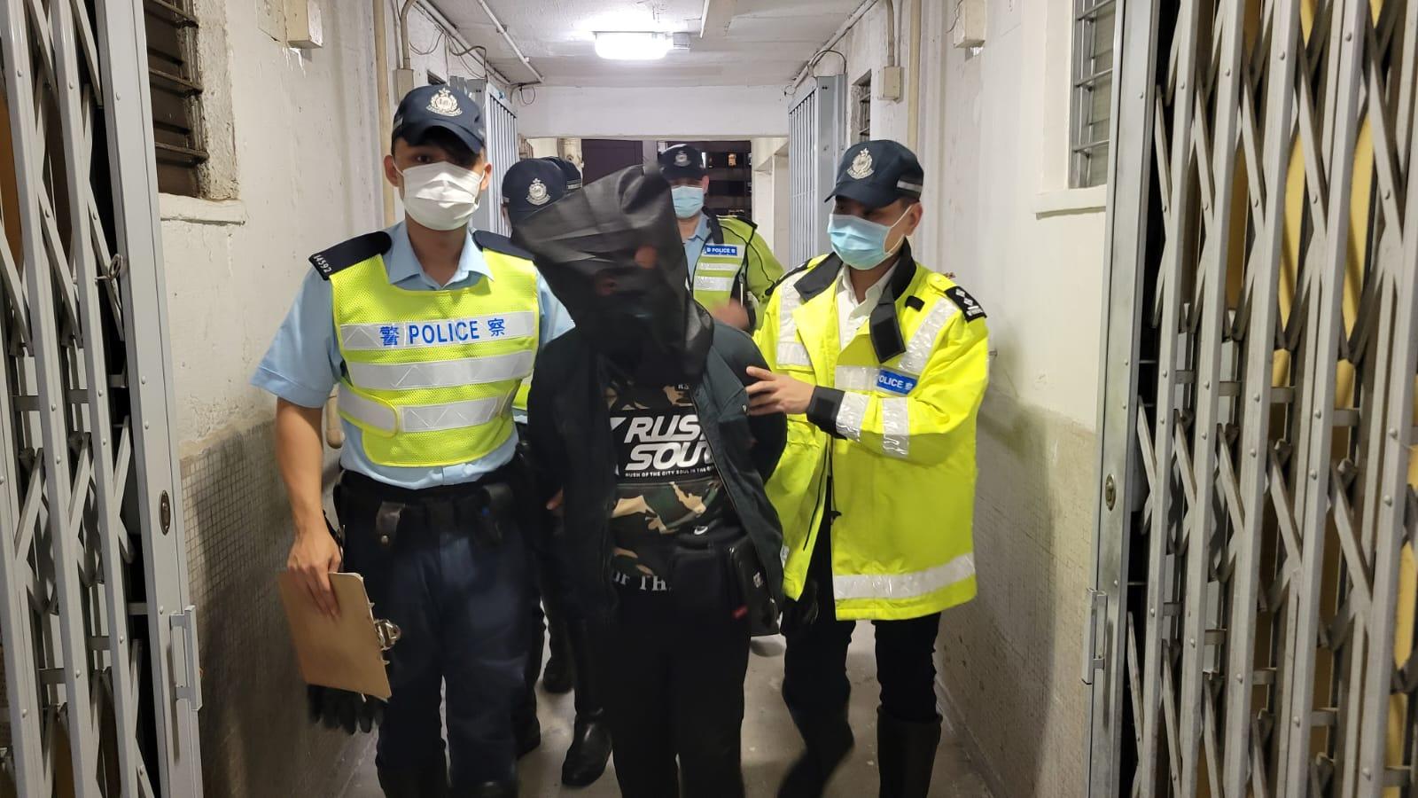 帶「P牌」鐵騎士大埔飛車，69歲老司機被捕。(警方圖片)