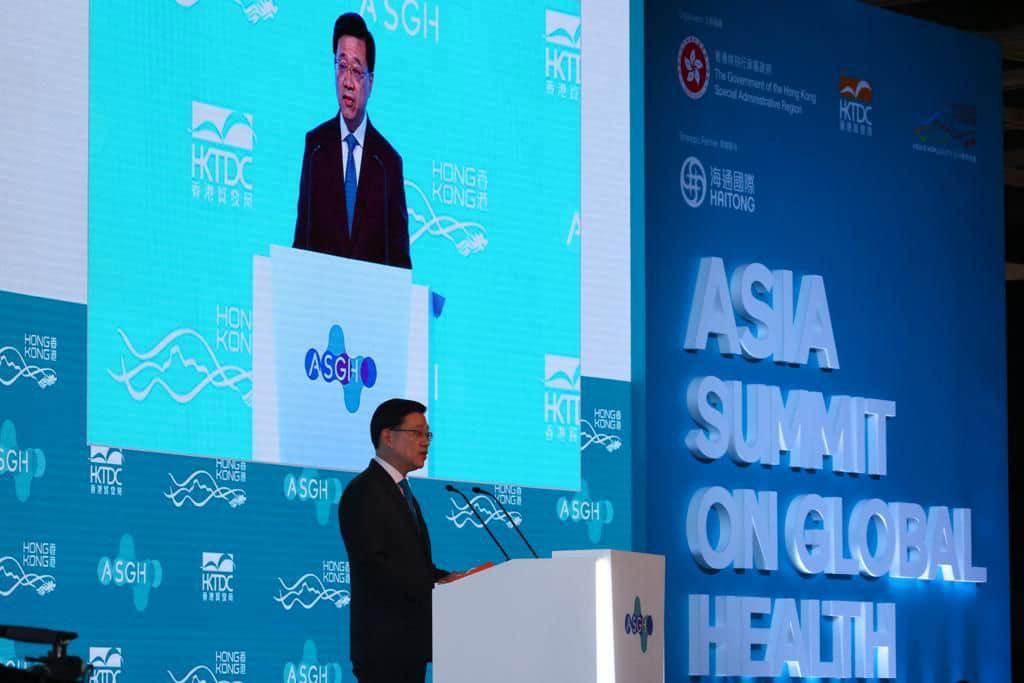 李家超表示，會繼續尋找空間有序放寬防疫措施。(李家超fb圖)