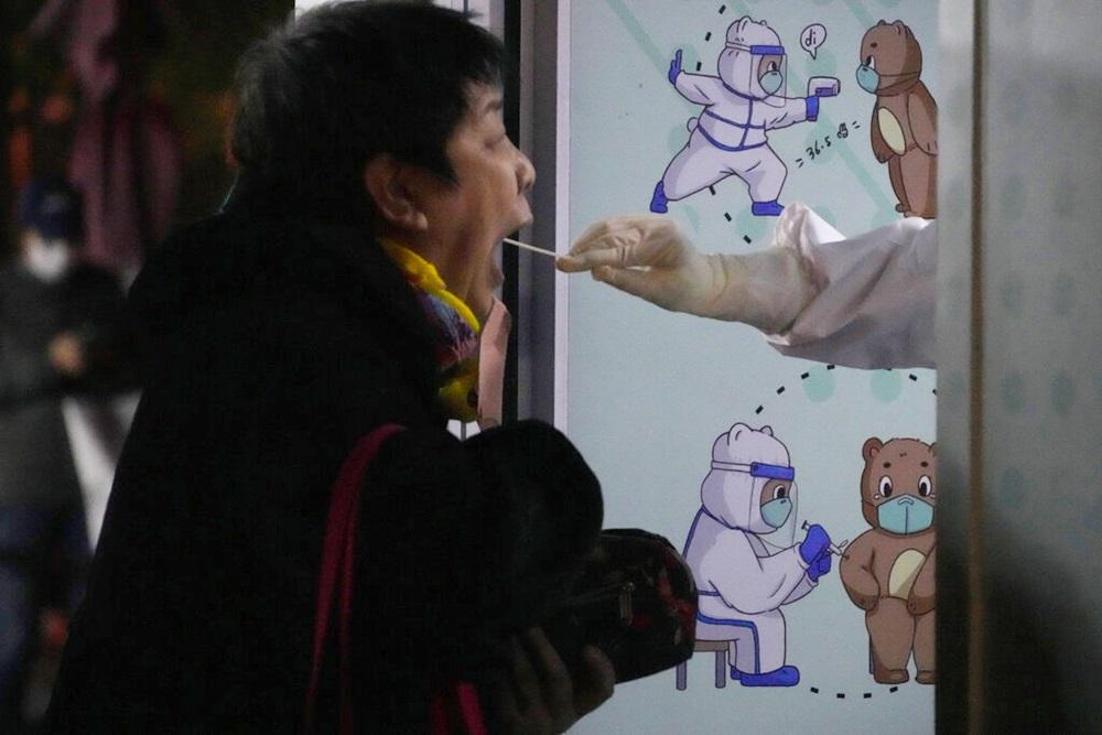 內地疫情持續擴大，昨日再公布新增逾1.7萬宗本土個案。(美聯社圖)