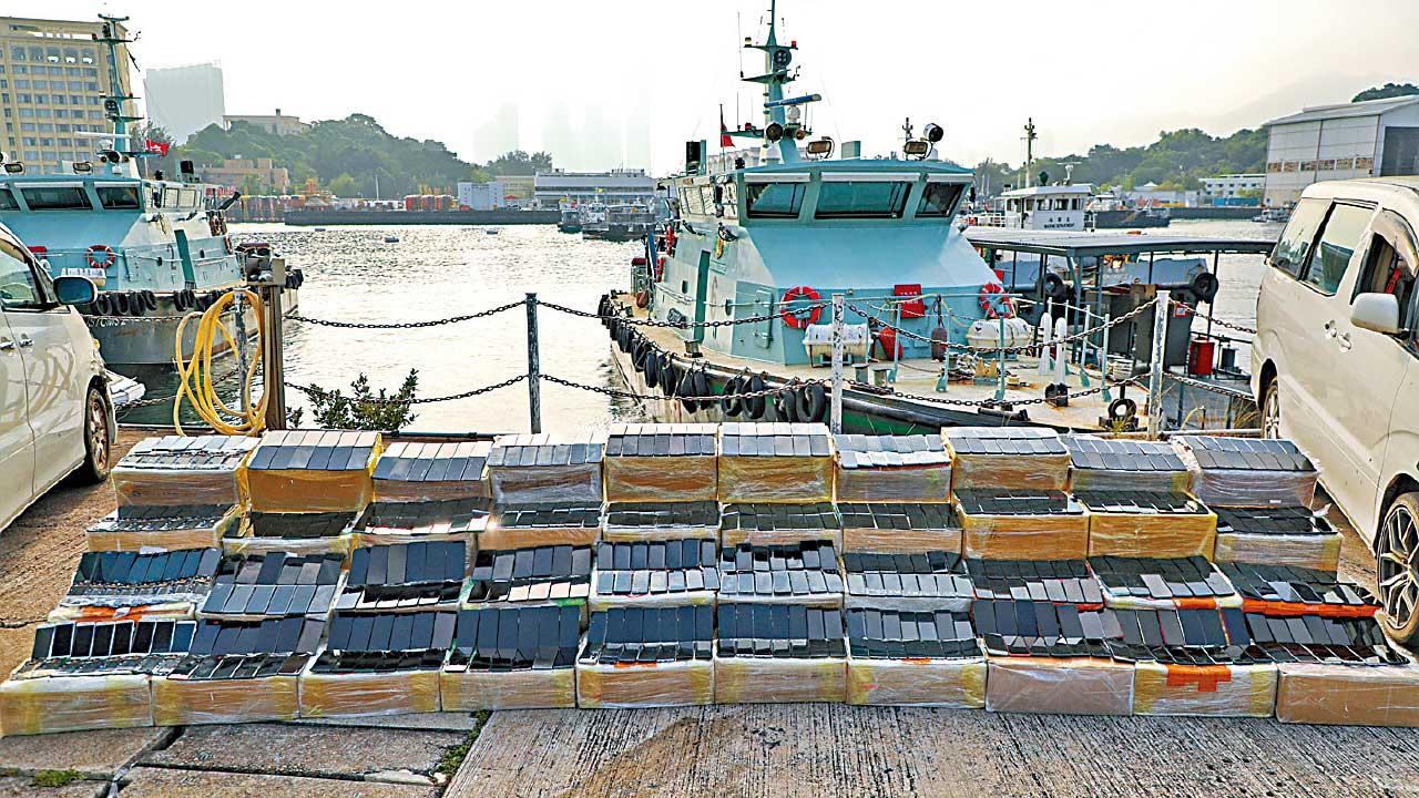 偵破快艇駁7人車走私 海關檢一萬部舊智能手機