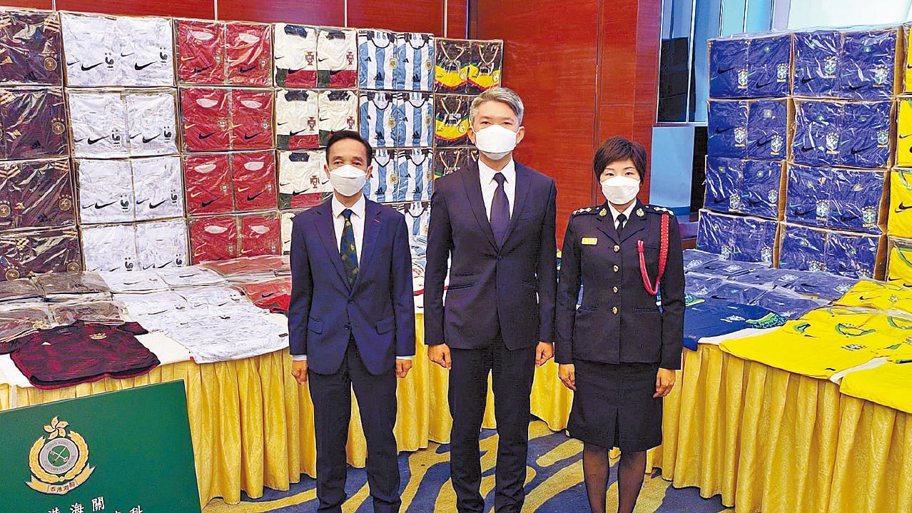 海關拘15人 檢10萬件世界盃高仿國家隊球衣 