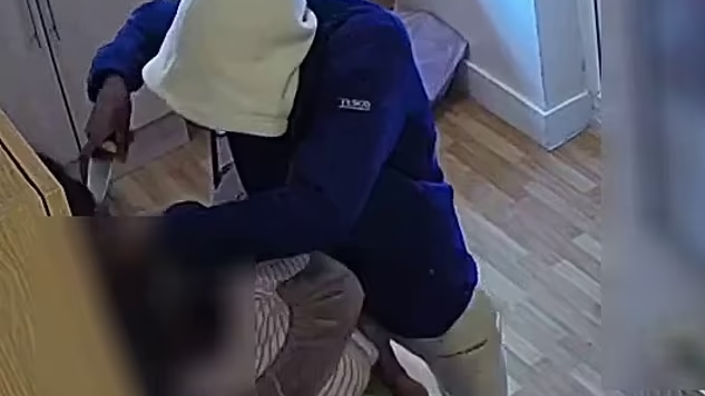 英國治安｜倫敦22歲嫩母抱著孩子 光天化日遭兩持刀男敲門闖入屋行劫 (有片)