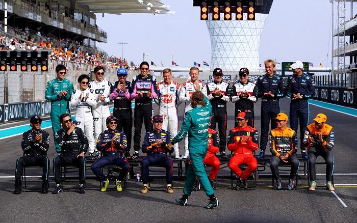 退役的維迪爾獲全體車手的致意。(路透社)