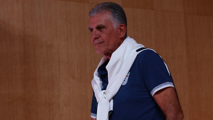 基洛斯在記者會與英國記者爭執。(路透社)