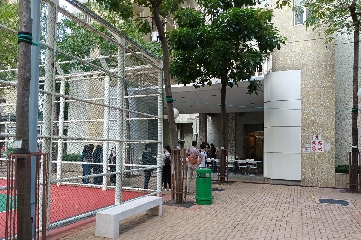 當局在采頤花園11座發現1人違反強制檢測公告。(網民Mei Ho@FB群組「采頤花園街坊群組Rhythm Garden」)