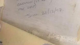 女子剷走房間舊牆紙 驚揭牆上有25年前神秘留言