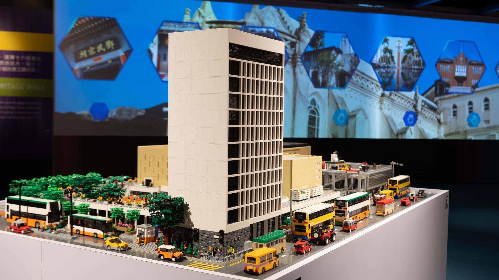 用玩具磚塊積木砌出香港大會堂等3幢2022年宣布的法定古蹟，並以擴增實境技術，讓你設計與古蹟獨一 無二的合照。