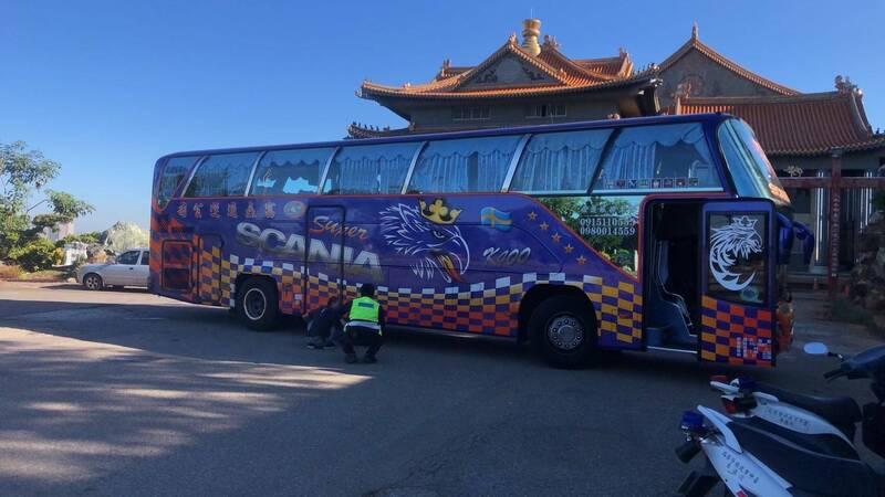 一名婦人蹲旅遊巴旁綁鞋帶，結果被輾死。(互聯網)