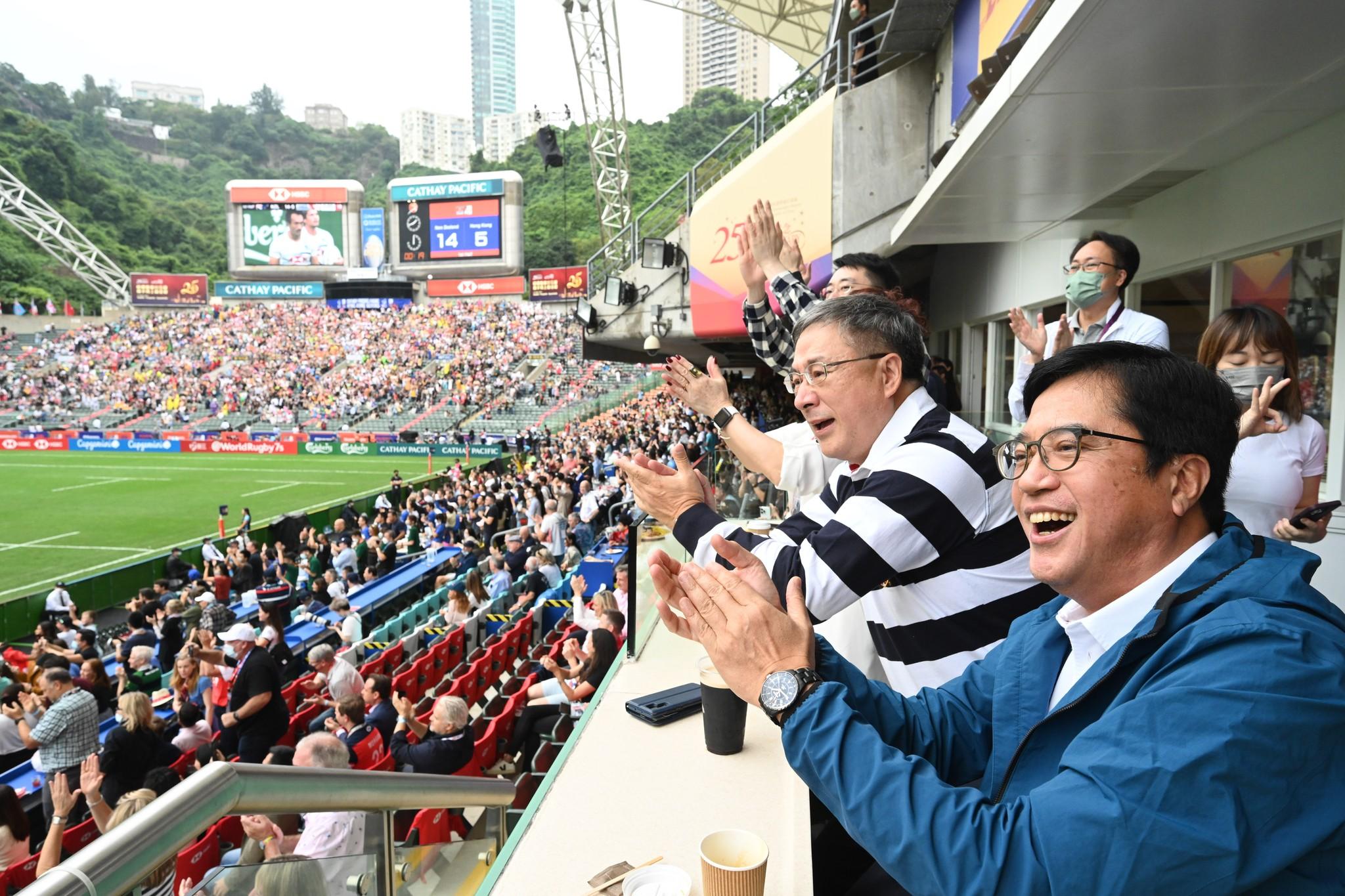 政務司副司長卓永興和財政司副司長黃偉綸入場支持港隊。(卓永興fb圖)