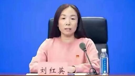 河南社區幹部在疫情發布會上稱自己忙於防疫工作，缺席了女兒的18歲成人禮。(互聯網)