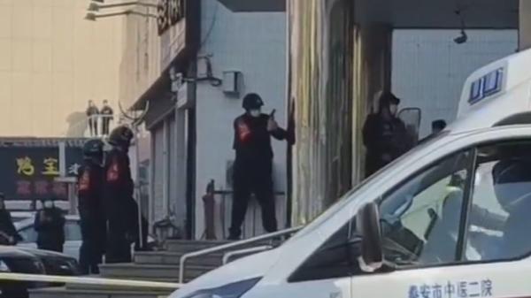 山東泰安市一家中國銀行據報發生搶劫案，大批武警、特警到場處置。(互聯網)