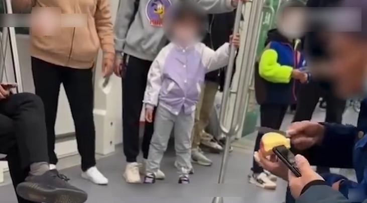 涉事老人在地鐵車廂內用水果刀批蘋果。(互聯網)