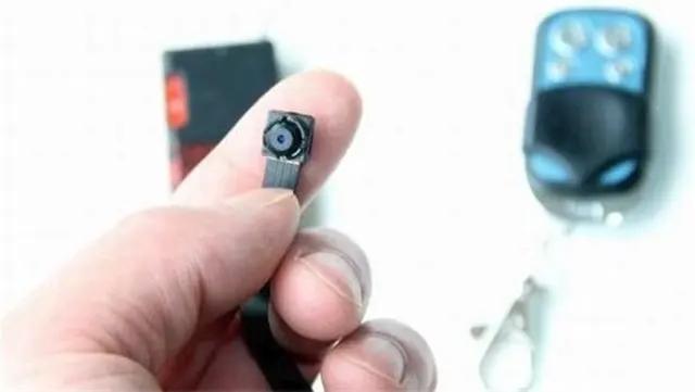 四川一名男子偷配鎖匙進入女同事家中安裝針孔鏡頭。圖中非案中針孔鏡頭。(互聯網)