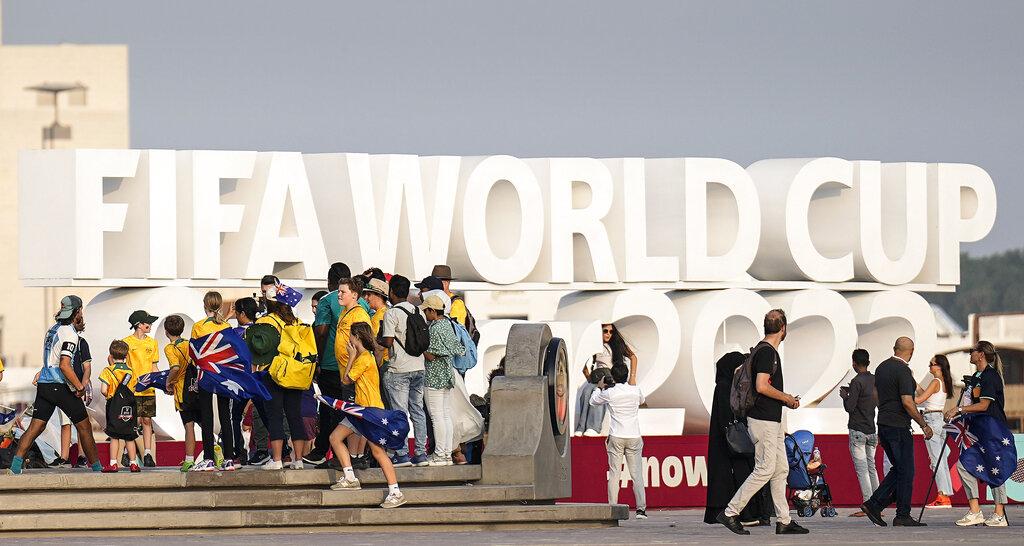 卡塔爾世界盃即將揭幕，衞生署呼籲球迷要注意身體狀況和保持健康生活模式。(美聯社)