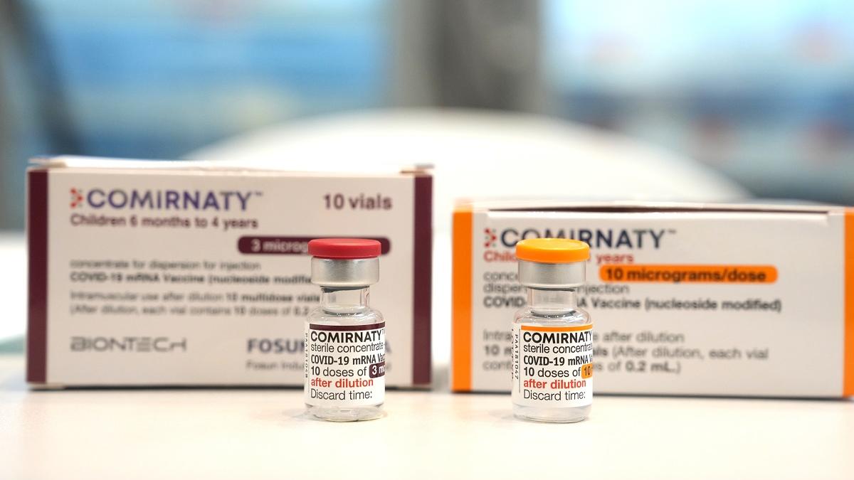 復必泰新冠疫苗使用信使核糖核酸(mRNA)技術生產，圖為其幼兒配方(左)和兒童配方(右)。(資料圖片／陳奕釗攝)