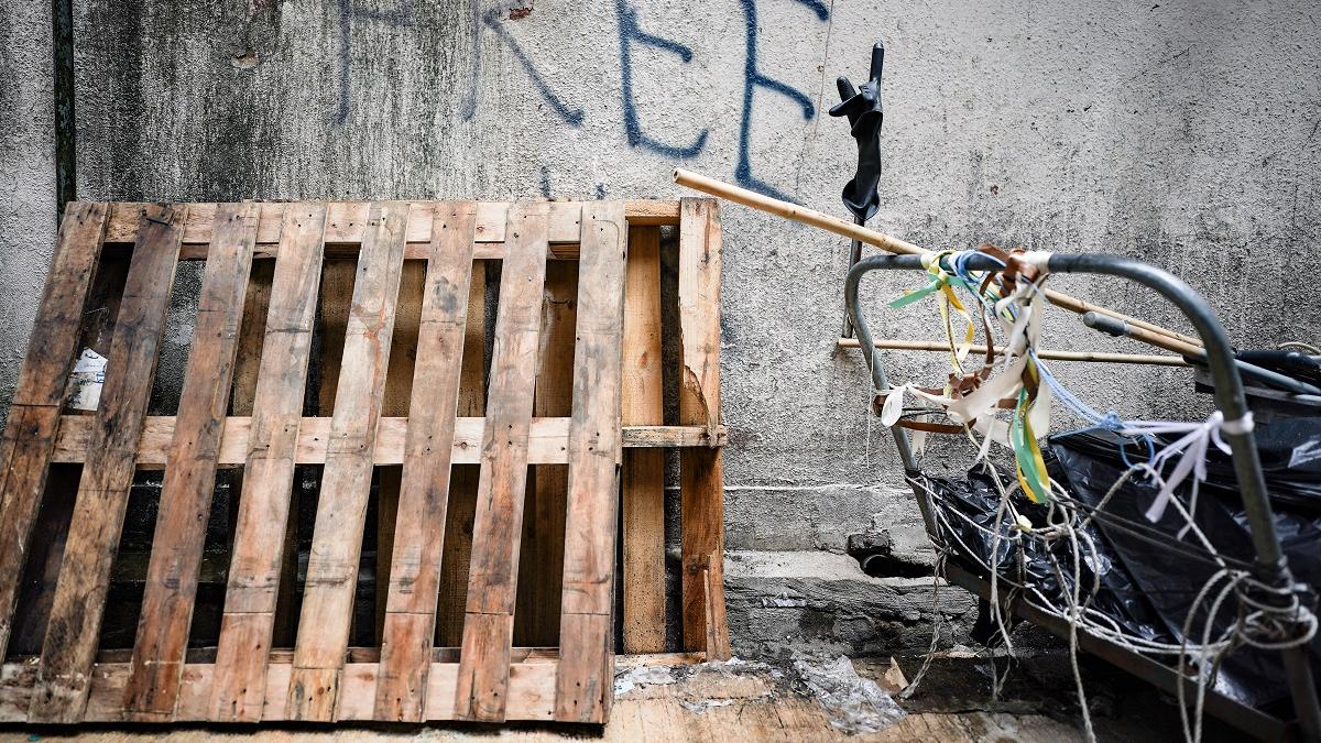 本港市區後巷不時出現雜物。(資料圖片／李睿哲攝)