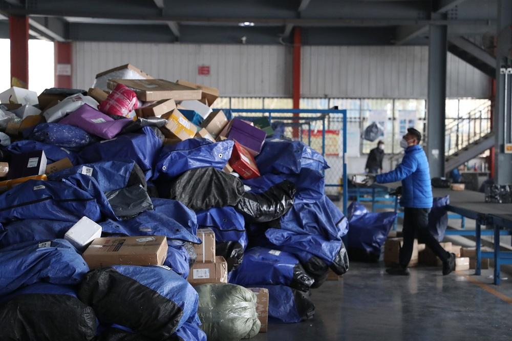 雙11電商購物節又到，物流公司加緊處理速遞包裹。(中新社)