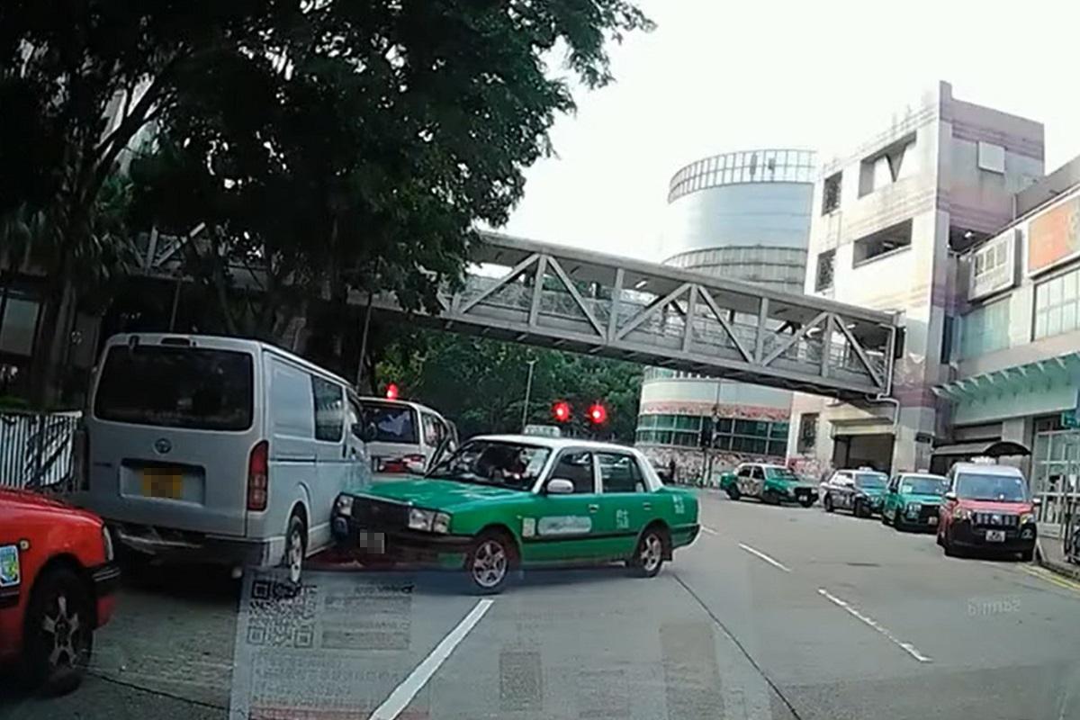 有新界的士疑因沒有拉手掣，失控撞向停泊在對面線的客貨車，惟其後驅車離去而未有停低。(片段截圖)