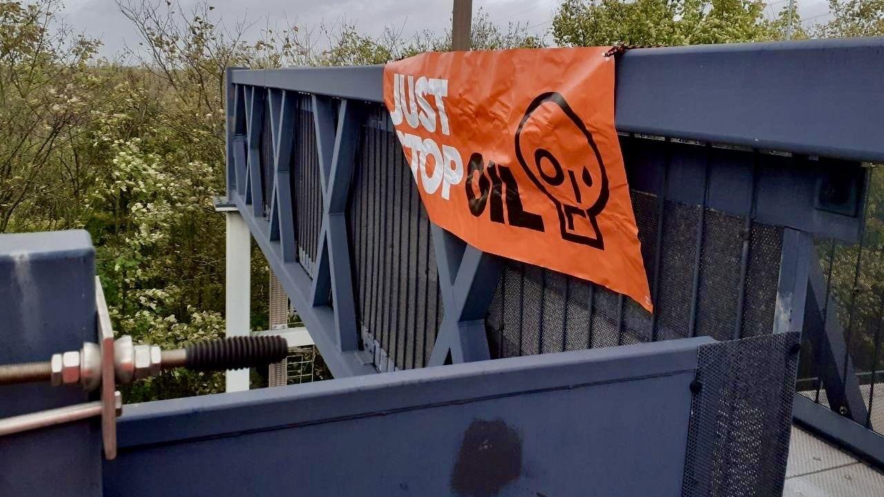 環保份子登上高速公路致道路癱瘓。(Twitter圖片)