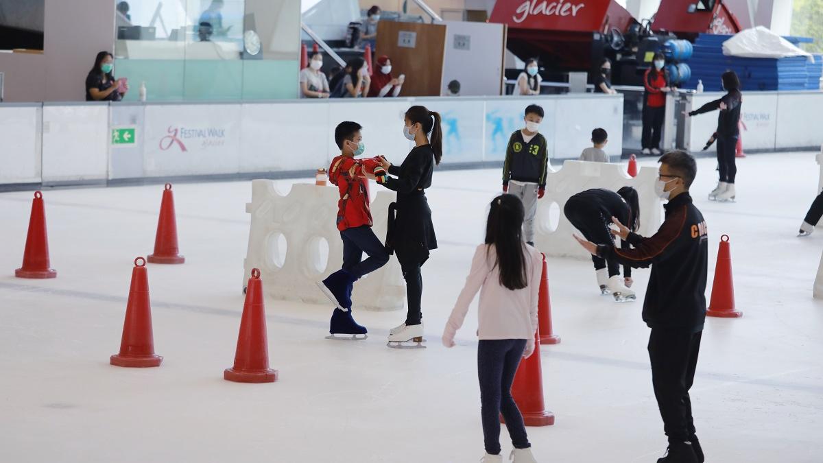 公眾溜冰場如不准除口罩，原本明日改為「被動查核」處所，政府在新措施生效前不足兩小時，突撤回相關放寬。(資料圖片／林俊源攝)