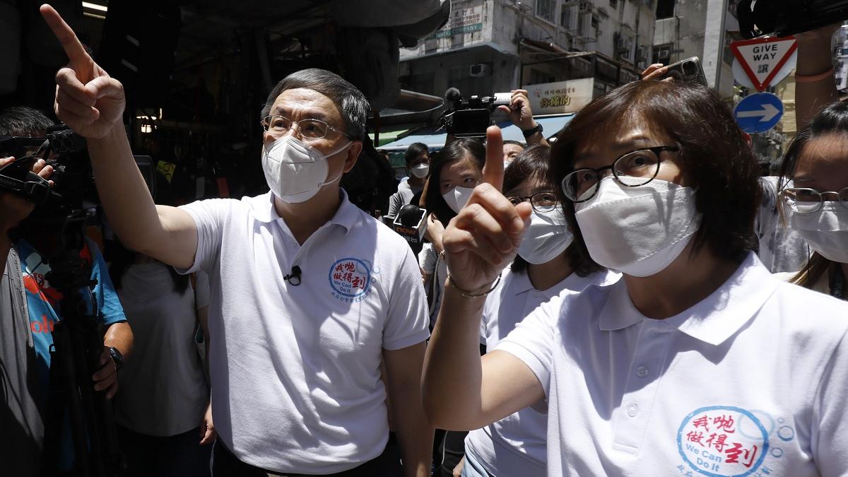 余寶美(右)確診新型肺炎。(資料圖片／林俊源攝)