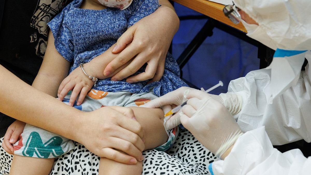 幼童周三起可選擇接種復必泰疫苗，此前只有科興疫苗供選擇。(資料圖片／蘇文傑攝)