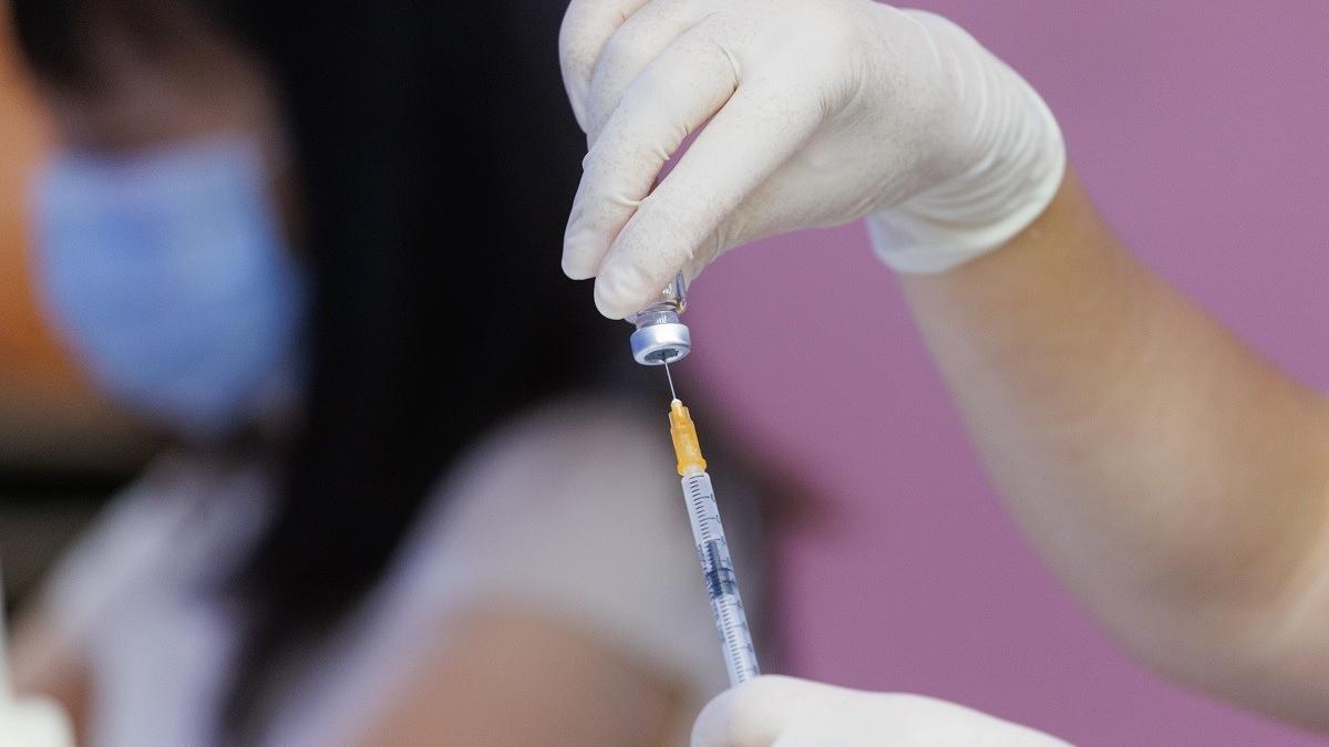 政府提醒有關市民，應重新諮詢醫生以確定是否適合打針。(資料圖片／蘇文傑攝)