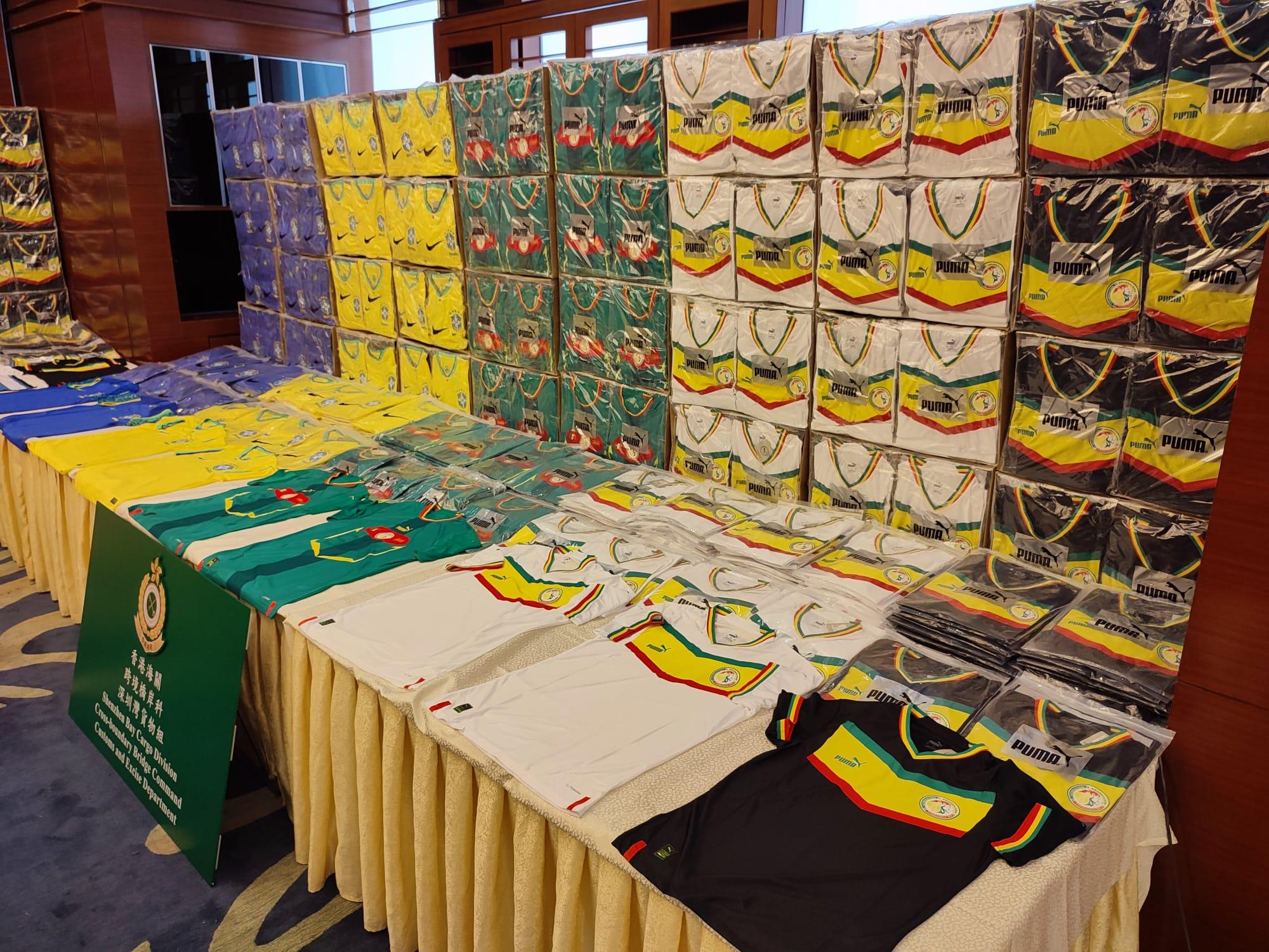 世界盃2022｜海關打擊走私冒牌波衫　拘15跨境司機及網店店主　檢市值逾5000萬元高仿球衣