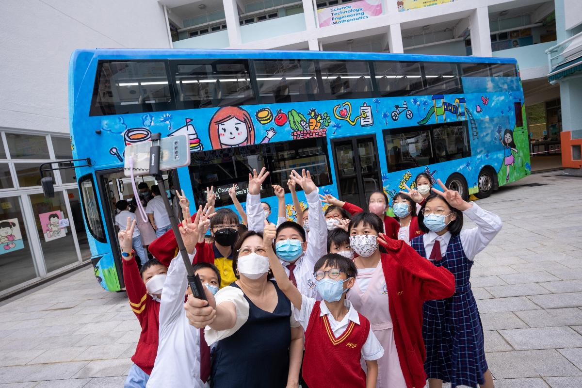 九巴駕駛印有學生作品的巴士到參與比賽的學校舉辦頒獎典禮，學生對此感到興奮並踴躍參觀。(九巴提供)