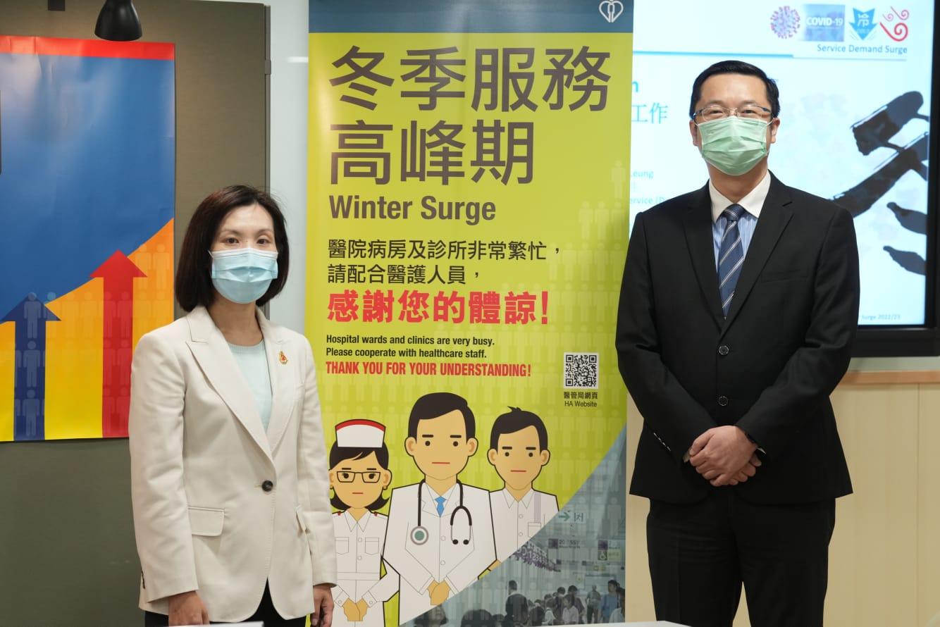 黃立己(右)預計今年度高峰期的風險會較過往兩年高；旁為梁堃華。(陳奕釗攝)