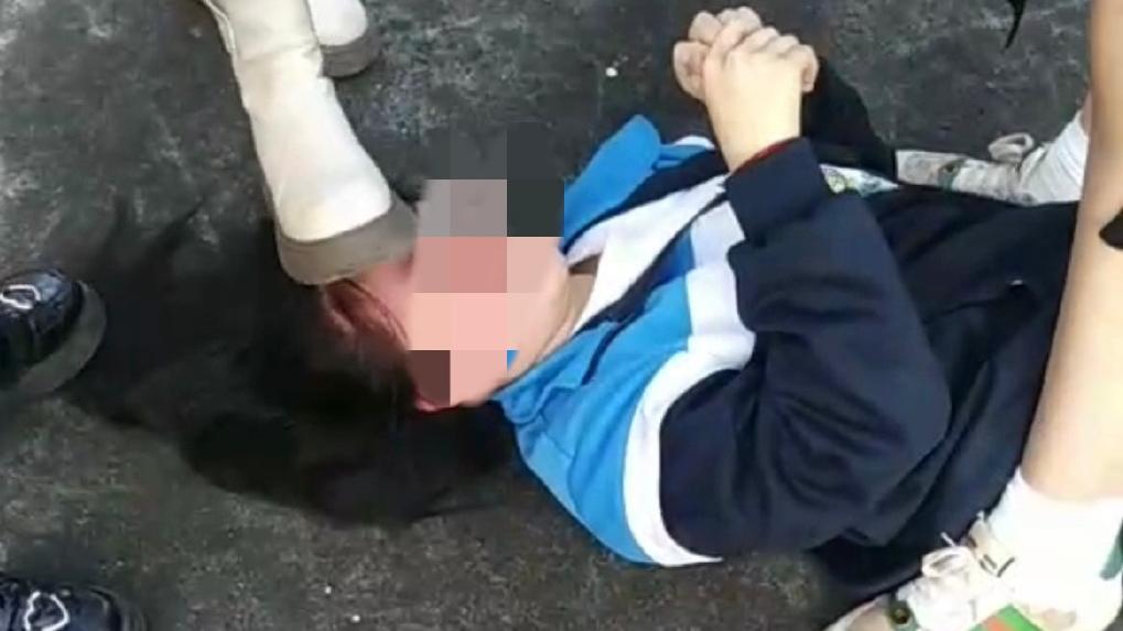 四川綿陽三台縣女生被同校女生毆打、踩頭。