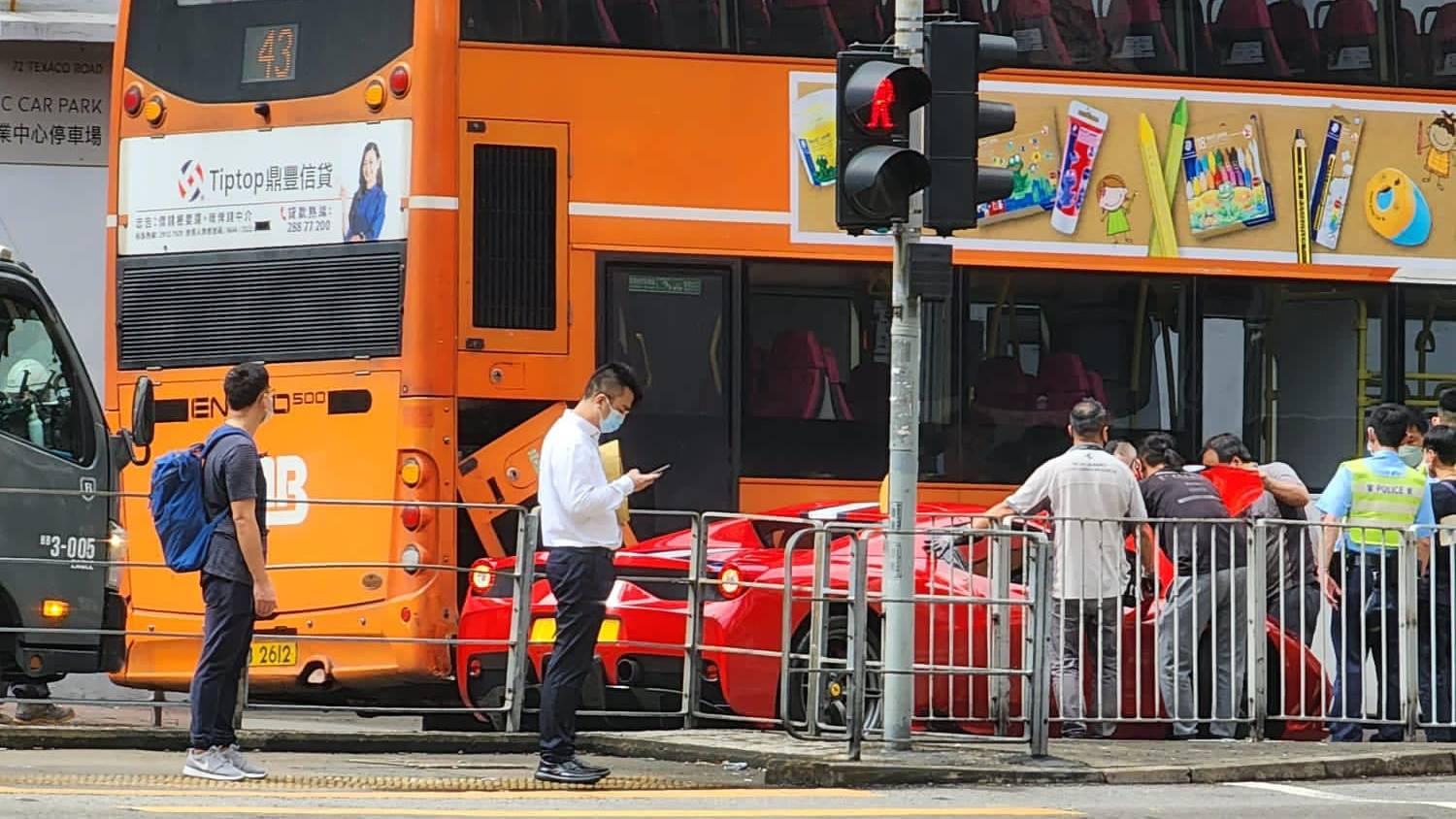 荃灣法拉利撼甩九巴右尾蓋　沙咀道交通一度擠塞