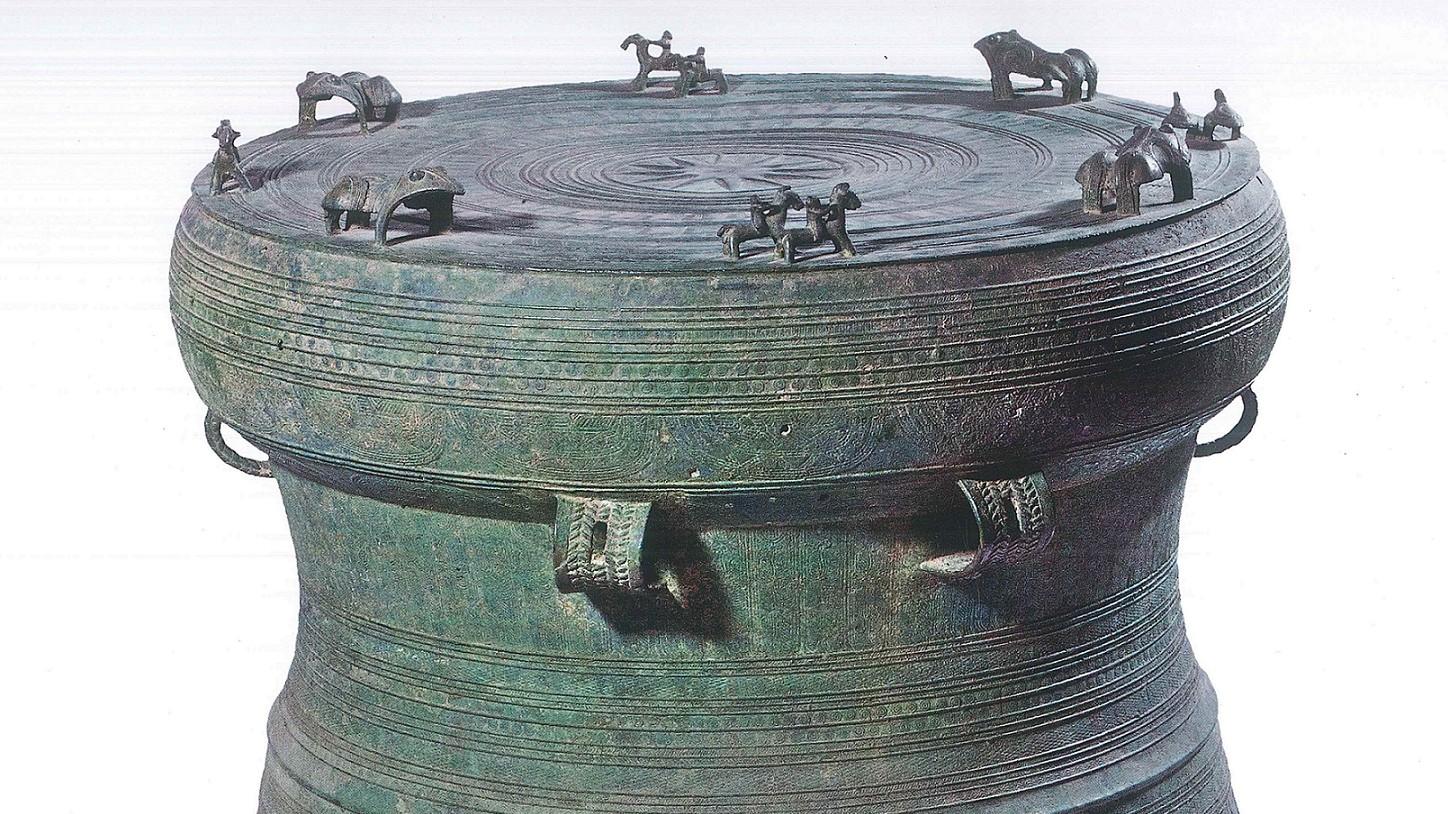 太陽與鳥、蛙的組合曾出現在中國古代南方地區銅鼓的鼓面上，圖為於廣西梧州藤縣出土的雙乘騎羽人紋銅鼓。