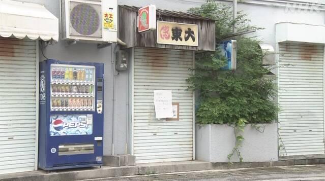 店舖停業，鐵閘上張貼關店告示。(互聯網)