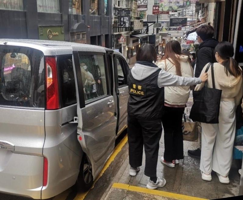 警方中區掃黃，拘3名逾期居留外籍婦。